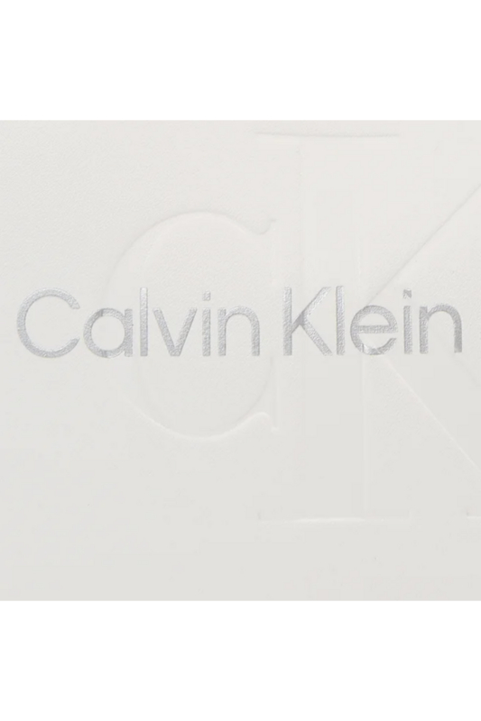 CALVIN KLEIN Sac Bandoulire Cuir Pu Logo Emboss  -  Calvin Klein - Femme 0LI White/Silver Logo Photo principale