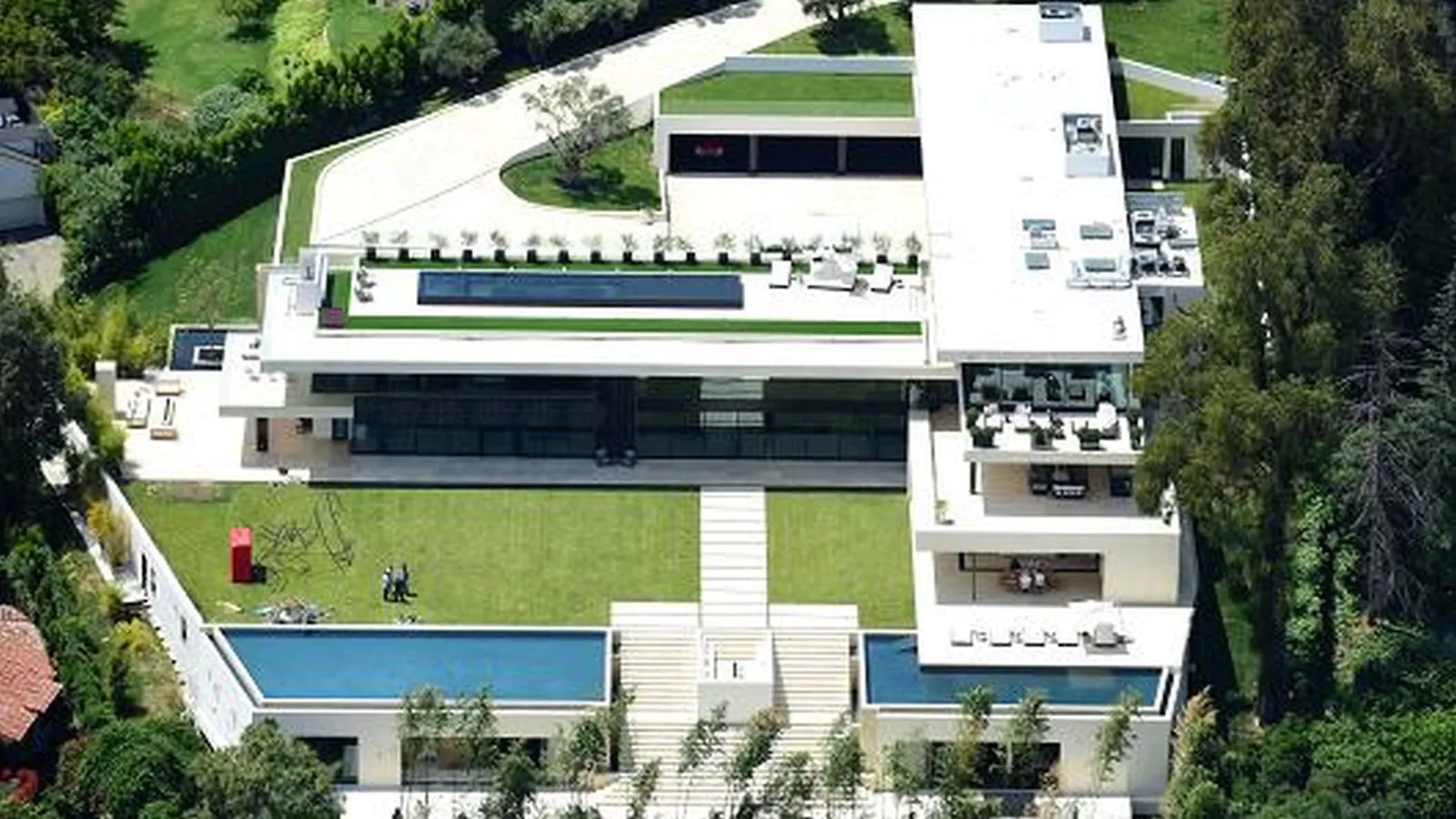 Multi-level segmented swimming pool design