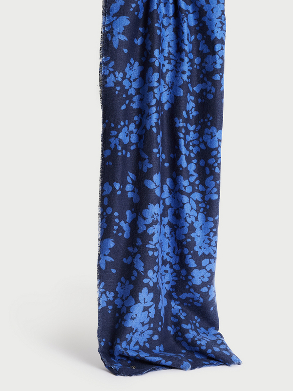 ESPRIT charpe En Tissu Duveteux Imprim Fleurs Stylises Bleu marine Photo principale