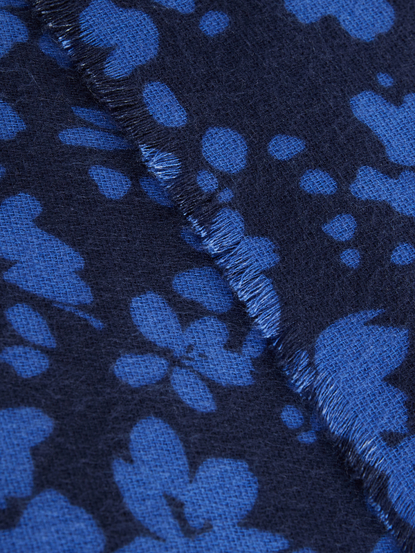 ESPRIT charpe En Tissu Duveteux Imprim Fleurs Stylises Bleu marine Photo principale