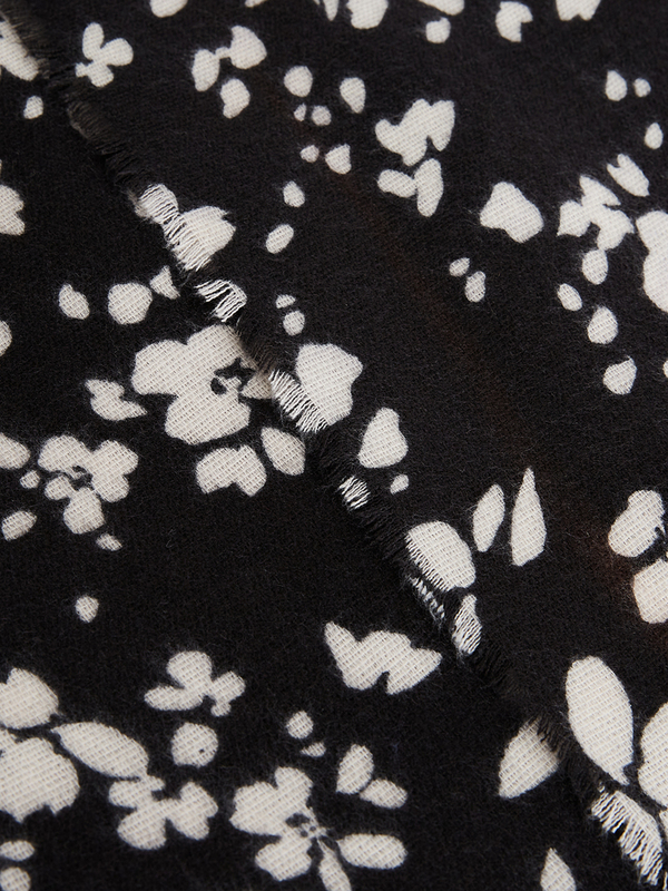 ESPRIT charpe En Tissu Duveteux Imprim Fleurs Stylises Noir Photo principale