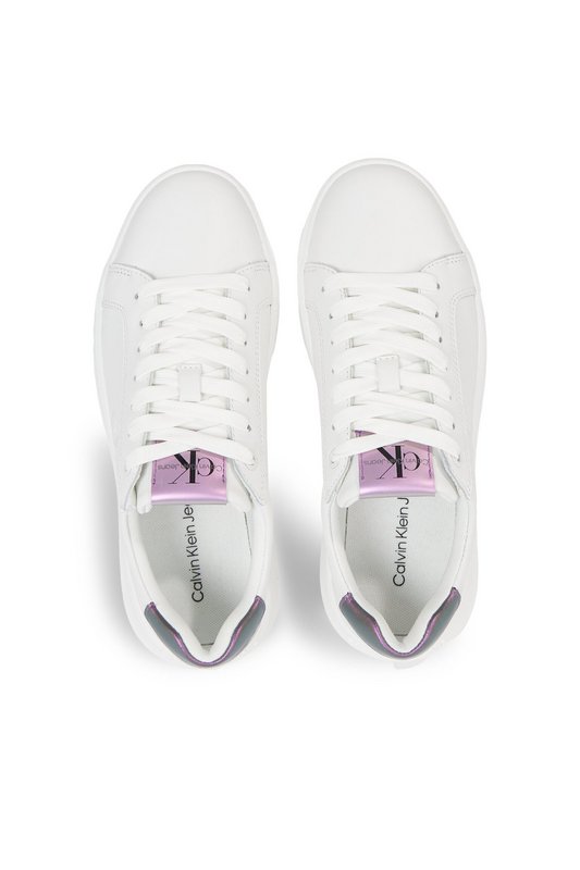 CALVIN KLEIN Sneakers Cuir Iris Logo Emboss  -  Calvin Klein - Femme 01W Bright White/Amethyst Photo principale